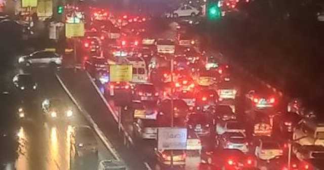 زحام مرورى بمحاور القاهرة والجيزة بالتزامن مع سقوط الأمطار