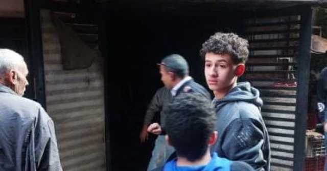 أمن الجيزة يجري معاينة لكشف سبب اشتعال حريق بمخزن تابع لمطعم فى إمبابة.. صور