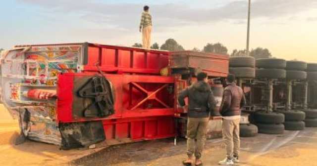 اصابة شخصين إثر انقلاب تريلة محملة بالغلال على طريق الإسماعيلية القاهرة