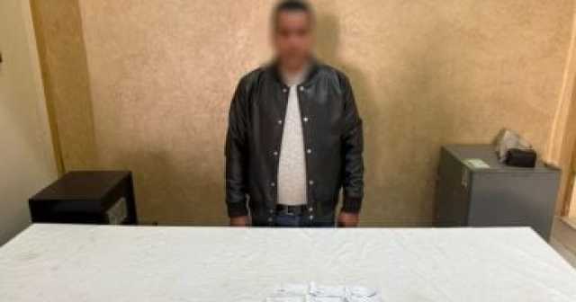 وزارة الداخلية تضبط شخص يوزع كروت دعائية في محيط لجان الهرم