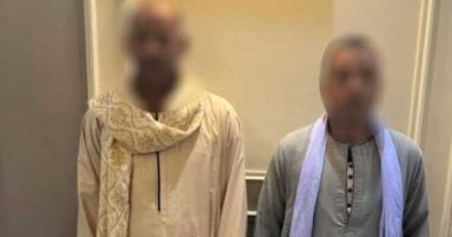 وزارة الداخلية تضبط شخصين يوزعان أموالا بمحيط لجان المنيا