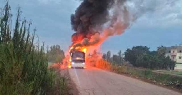 حريق يلتهم أتوبيس في كفر الشيخ دون إصابات.. صور