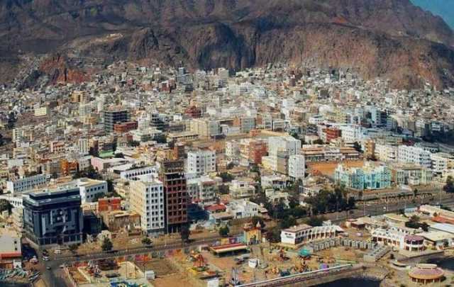 محتجون غاضبون يطالبون بالقصاص في قضية مقتل شاب داخل قسم شرطة بعدن