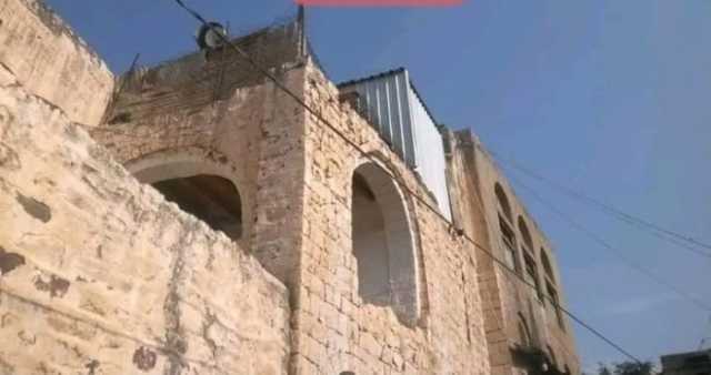 بنى عليه حماماً ومطبخاً.. حوثي يحول سطح جامع أثري في مدينة جبلة إلى ملحق لسكنه