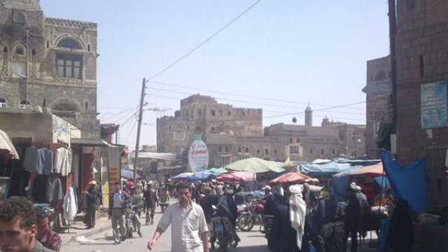 قيادي حوثي يواصل غطرسته في عتمة بذمار ويعتقل عدداً من مُلاك المحلات