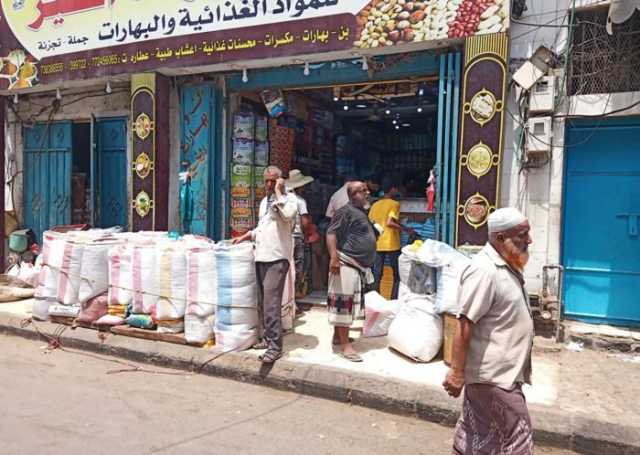 مواطنون يشكون من ارتفاع أسعار الوقود والمواد الغذائية في عدن والمحافظات المحررة