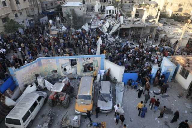 جيش الاحتلال الإسرائيلي يفرق مئات الفلسطينيين بقنابل الغاز المسيل للدموع من أمام سجن عوفر