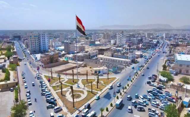 اشتعال النيران بشكل مفاجئ في ملابس مصلٍّ داخل مسجد بمأرب (فيديو)