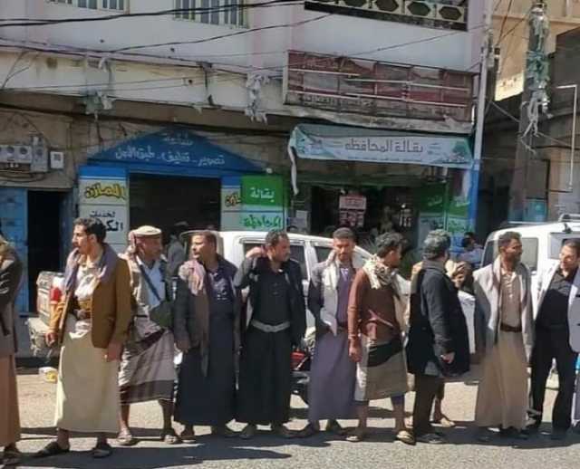 عشرات المواطنين ينفذون وقفة احتجاجية في مدينة إب تنديداً بمقتل الشيخ هيثم المقرعي