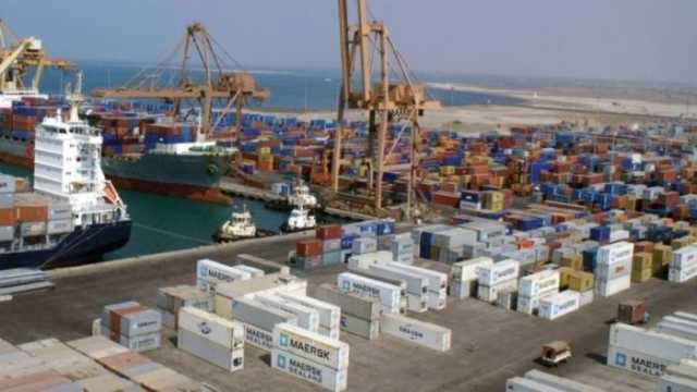 خبراء اقتصاديون يتوقعون ارتفاع أسعار السلع مع استمرار العبث الحوثي في باب المندب