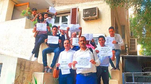 طلبة اليمن المبتعثون في مصر ينفذون وقفة احتجاجية تنديداً بتأخر مستحقاتهم المالية لأكثر من عام ونصف