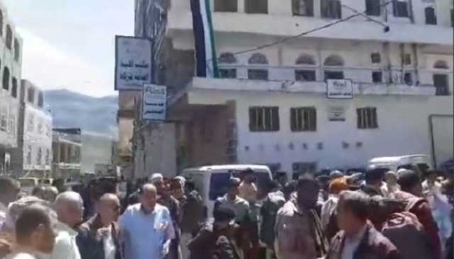 مظاهرة احتجاجية في إب نددت بنهب مليشيا الحوثي أموال الزكاة وعدم صرفها لمستحقيها