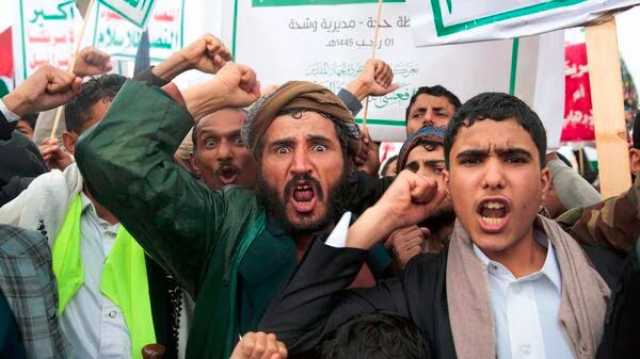 قيادي حوثي يشهر السلاح في وجه مصلين بمدينة إب
