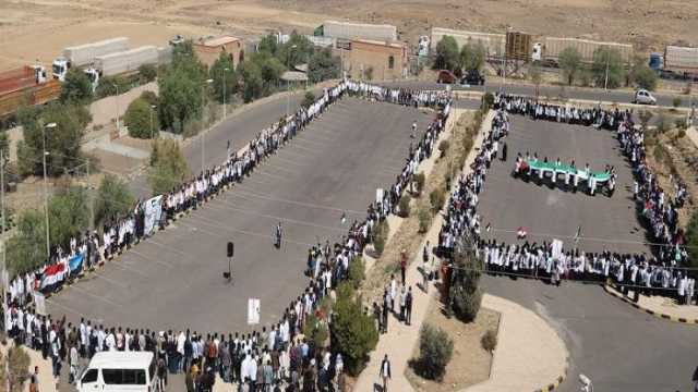 مليشيا الحوثي تجبر طلاب وطالبات جامعة صنعاء على تنظيم وقفات أسبوعية