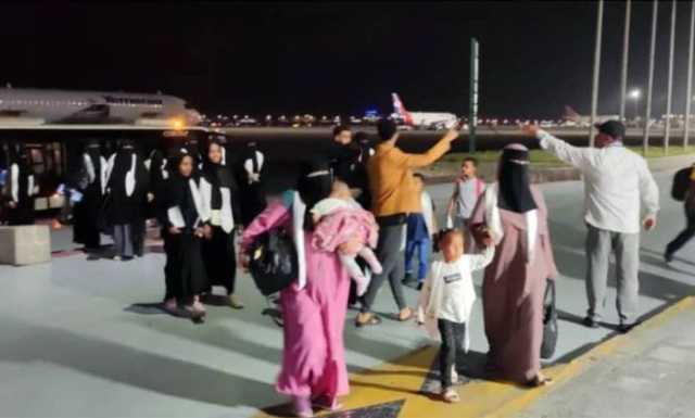وصول 190 يمنياً عالقين في السودان إلى مطار عدن