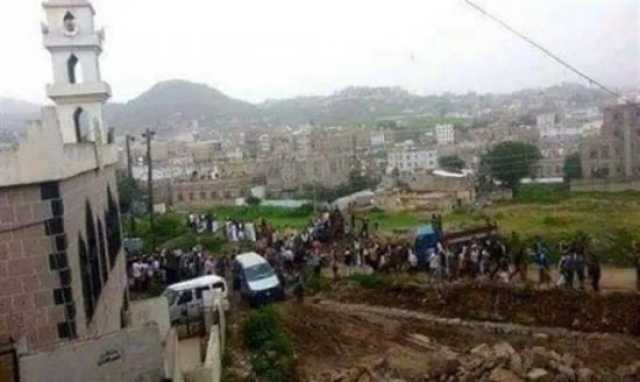 نافذون حوثيون يعتدون على مقبرة شمالي إب