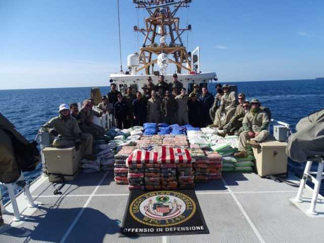 التحالف البحري الأمريكي يصد هجوماً واسعاً للحوثيين على ممرات الشحن الدولي ويدمر 15 مسيّرة