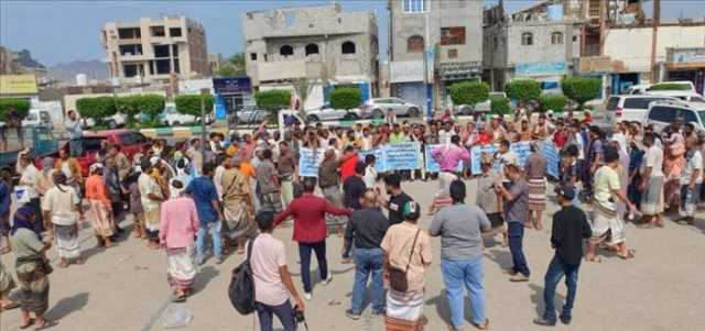أبناء عدن يشكون تفاقم الأوضاع المعيشية وانقطاع الكهرباء ومراقبون يحذرون الحكومة من تبعات صمتها وغيابها