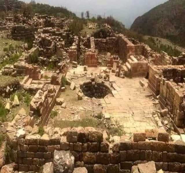 تابعة للقيادي مناع.. عصابة حوثية من صعدة تجري عمليات حفر عميقة في معبد أثري ومواقع تاريخية بجبل العود