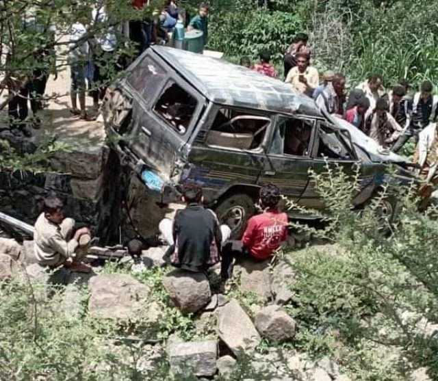 وفاة وإصابة 12 شخصاً إثر انزلاق سيارة من منحدر جبلي في تعز