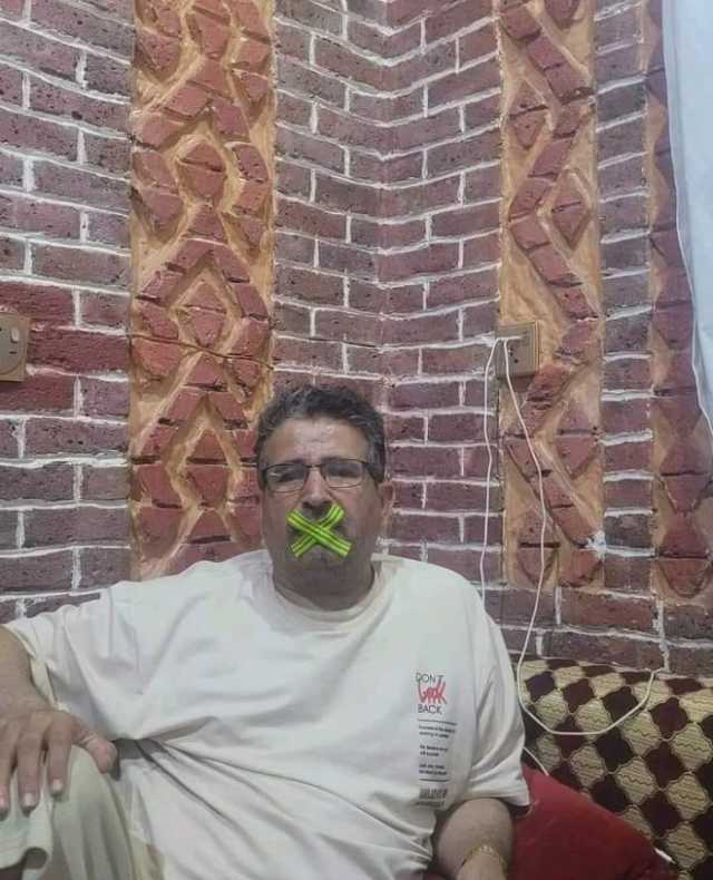 قاض يمني يضع شريطاً لاصقاً على فمه تعبيراً عن حالة القمع والتكميم الحوثي للافواه (صورة)
