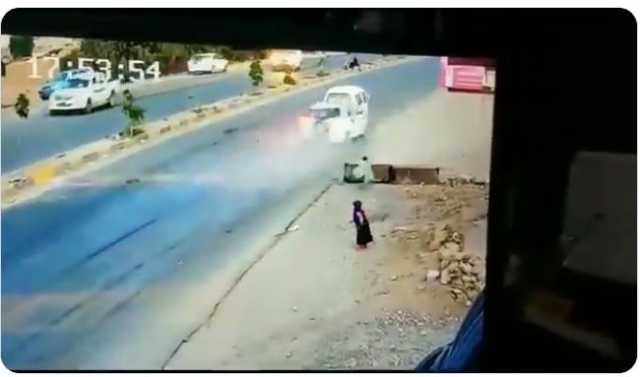 آلاف اليمنيين ضحايا الحرب الصامتة سنوياً.. عجلات سيارة سائق متهور تسرق أم من جوار طفلتيها وسط صعدة (تقرير)