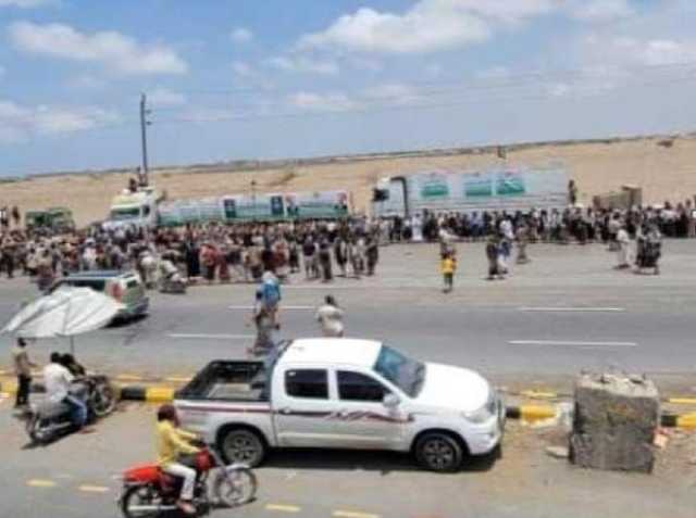 وقفة احتجاجية للتنديد بسيطرة نافذين حوثيين على قطاع النقل في موانئ الحديدة