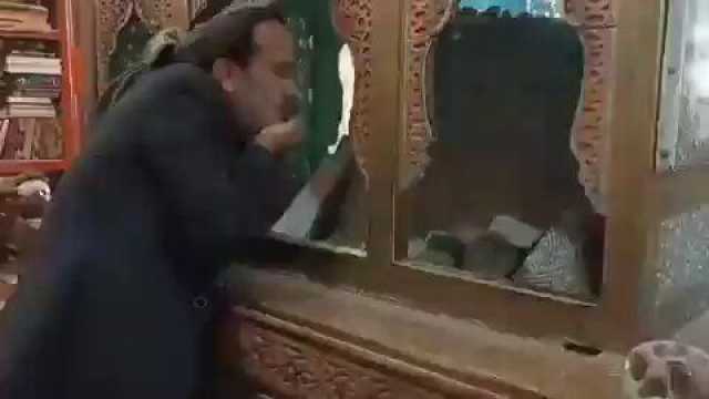 فيديو وثّق أكاديمياً 'يتبرّك' بتراب ضريح 'الرسي' بصعدة.. ناشطون: السلاليون يكرّسون العبودية