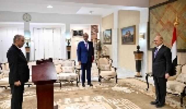 رئيس مجلس القيادة يتسلم دعوة من الرئيس العراقي لحضور مؤتمري القمة العربية العادية والاقتصادية [