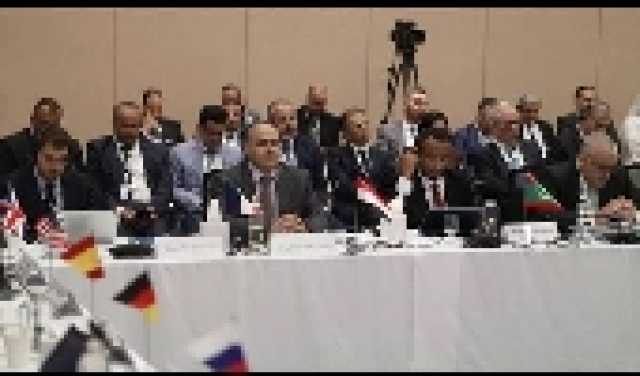 اجتماع خلف الأبواب المغلقة بين العليمي والدبلوماسي الصيني.. ما الذي يجري في البحر الأحمر