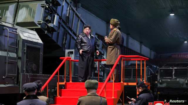 وكالة: زعيم كوريا الشمالية يشرف على عرض عسكري بمشاركة وحدات الدبابات