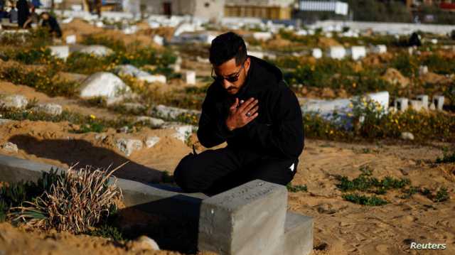 فيديو.. شاب فلسطيني يستمع لرسالة بصوت أمه عند قبرها