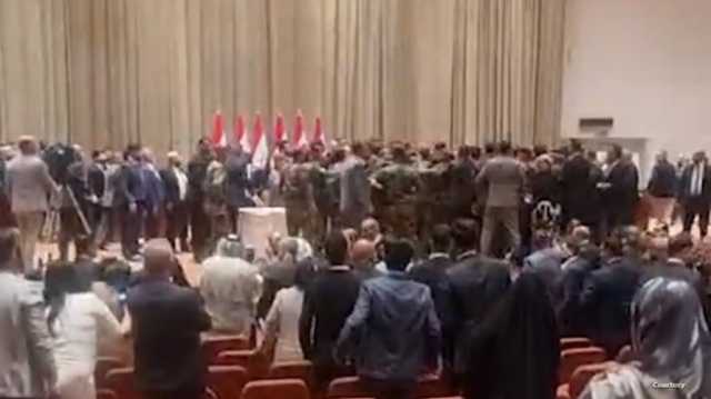 فيديو.. عراك بالأيدي داخل البرلمان العراقي وإصابة نواب