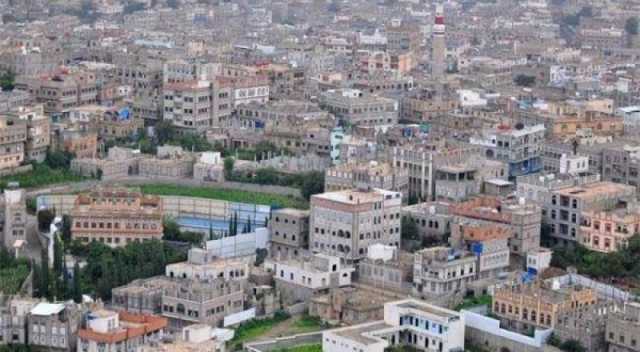 على طريقة جنود الاحتلال.. اعتداء وحشي على مواطن داخل محل تجاري وسط اليمن