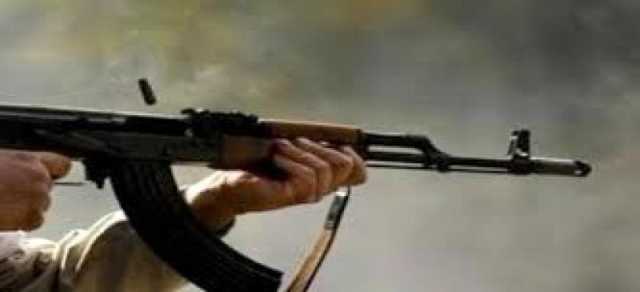 بعد 20 عامًا على قتله والد أحدهما.. مواطن يقتل شابين ويلوذ بالفرار غربي اليمن