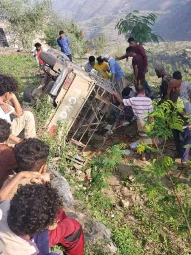 حادث مروري مزدوج يتسبب بوفاة شخص وإصابة آخرين من المسعفين في العدين بإب (صور)