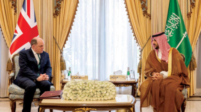 وزير الدفاع السعودي يؤكد ضرورة الوقف الشامل للعمليات العسكرية في غزة وحماية المدنيين