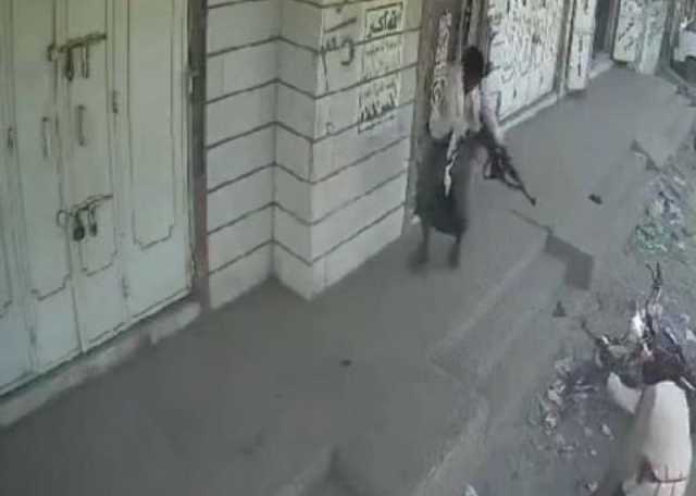 كأنها في الأفلام.. مجزرة مروعة في اشتباكات بين مواطنين من مسافة الصفر (فيديو)