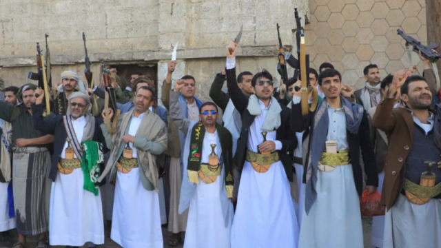 لماذا ترفض أميركا شن ضربات مباشرة على الحوثيين وما علاقة السعودية؟.. مسؤولون غربيون يكشفون ما يجري خلف الكواليس