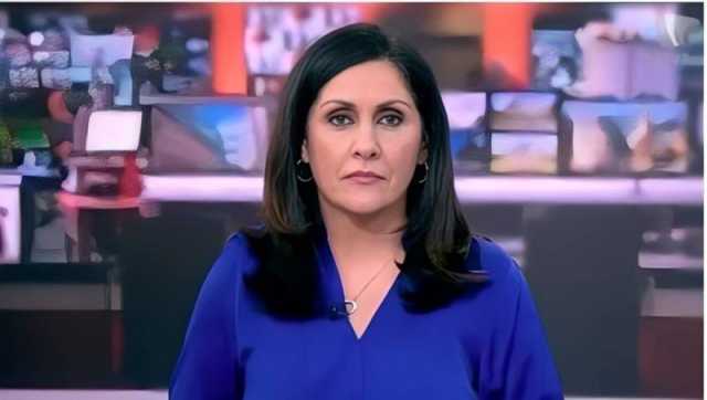 نسيت أنها على الهواء.. حركة بذيئة ومحرجة لمذيعة BBC مع المدير على الهواء مباشرة (فيديو)