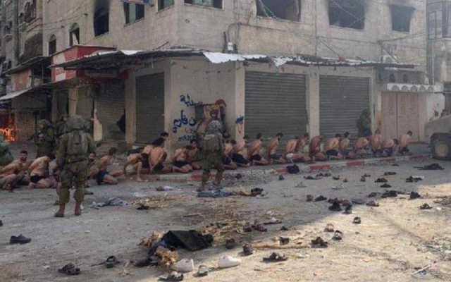 معصوبو الأعين ومجردين من ملابسهم.. الاحتلال يواصل فظائعه بحق الفلسطينيين في غزة