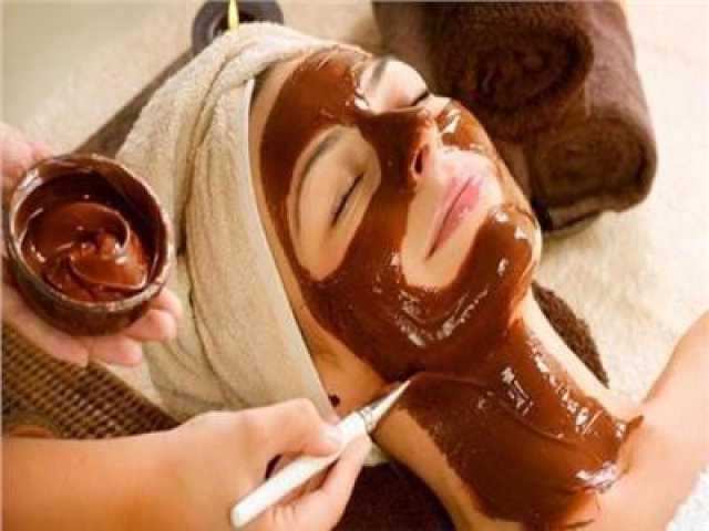 طريقة عمل ماسك العسل الأسود.. يعالج حب الشباب