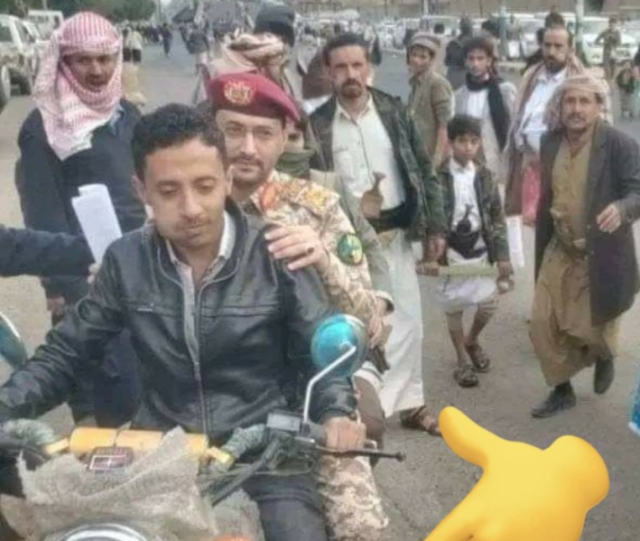 ظهور مثير للجدل للناطق العسكري الحوثي ”يحيى سريع” بميدان السبعين.. بحذاء بلاستيك ودراجة نارية ”شاهد”