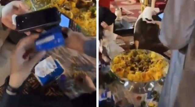 شاهد...شاب يحمل جهاز دفع ويجمع ثمن ”القطة” من أصدقائه قبل تناول الطعام أثناء كشتة في البر