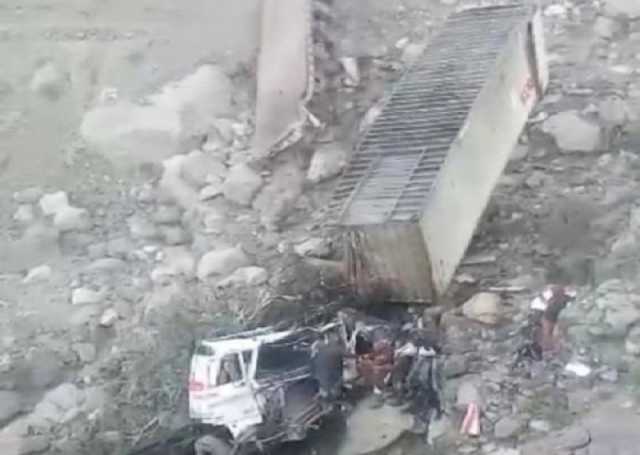 سقوط شاحنة من منحدر سحيق ومقتل من كان على متنها بعد تحويل طريق الحديدة صنعاء