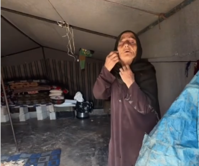 شاهد بالفيديو.. عجوز فلسطينية بغزة: والله ما لي غير الله وهذه أرضنا وكل اللي أمتلكه خيمي هذه