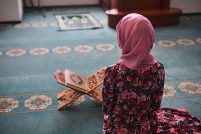 أستاذ فقه يوضح أحكاما هامة للمرأة في فترة الحيض