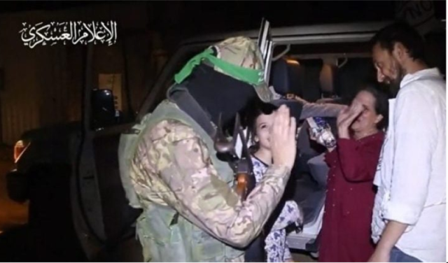 أعطوني اسما عربيا و وعدوا ابنتي بالزواج ...إسرائيلية محررة: مسلحو “حماس” حموا الأسرى بأجسادهم من القصف