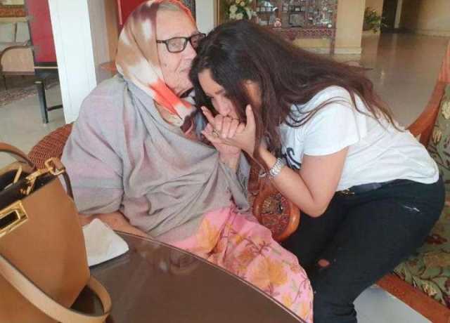 لطيفة تدعو لوالدتها بعد تعرضها لأزمة صحية: ربنا يخليكي لينا ويطولنا في عمرك