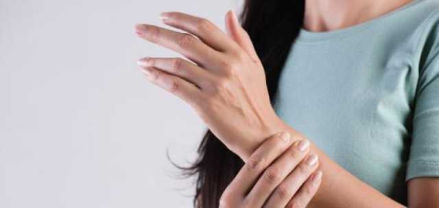 احذر.. تنميل اليدين والقدمين أثناء النوم علامة على هذا المرض